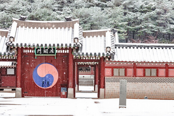 수원화성 화성행궁에 눈이 쌓인 풍경. (사진=수원시)
