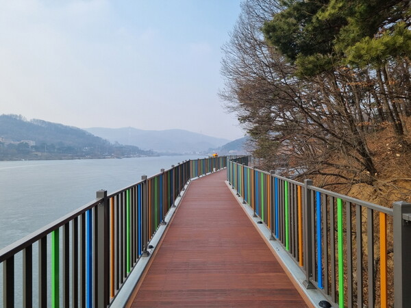 안성시가 최근 단절 구간인 284m 구간도 데크를 깔아 순환형 산책로를 완성하면서 그동안 오던 길로 되돌아 가야했던 시민들의 불편이 해소될 전망이다. (사진=안성시)