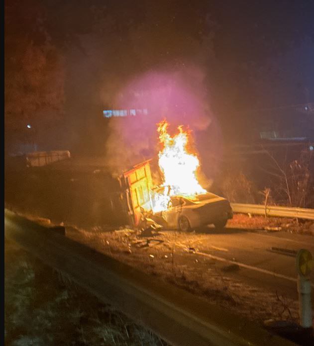 1월23일 오전 12시40분께 화성시에서 5톤 화물차를 승용차가 들이받아 해당 승용차 운전자가 사망했다.(사진=경기도소방재난본부)