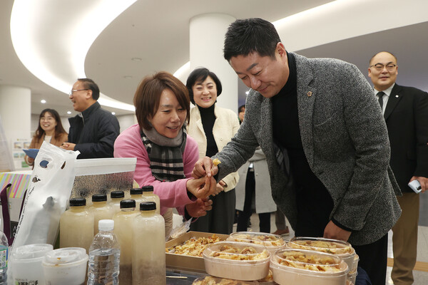 김진경 의장이 24일 경기도의회 청사 1층 로비에서 열린 설 명절맞이 노인일자리 생산품 판매행사장을 찾아 물품들을 직접 구매하며, 관계자들을 격려했다.(사진=경기도의회)