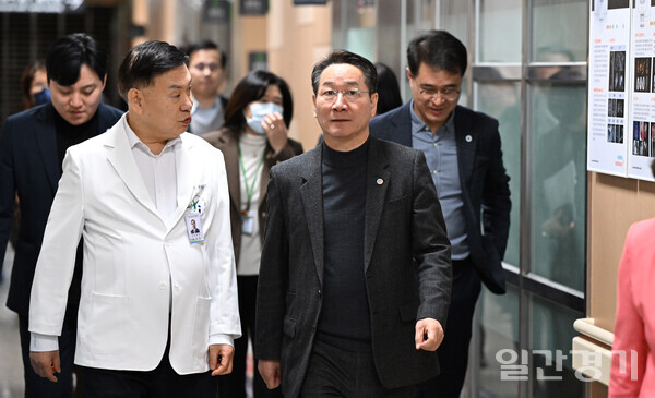 유정복 인천시장이 26일 설 명절을 맞아 인천의료원을 방문해 연휴 기간 응급의료 대책 및 안전 예방 대책을 점검하고 의료진들을 격려하고 있다. (사진=인천시)