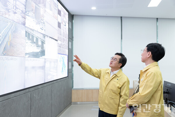 김동연 경기지사가 27일 경기도 ‘재난안전대책본부’를 방문해 대설 특보에 대비해 우리 도민들 안전과 재산 피해를 미리 예방할 수 있도록 도로 제설 철저, 취약구조물 붕괴 대비, 취약계층 안전, 긴급지원체계 가동 등 네 가지를 지시했다. (사진=경기도)