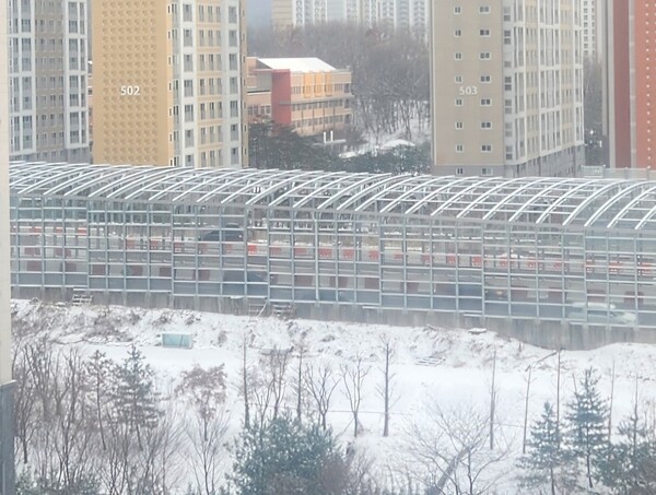 1월28일 세종~포천간 고속도로 인근으로 눈이 수북하게 쌓여있다. 현재 고속도로 교통은 원활하다.