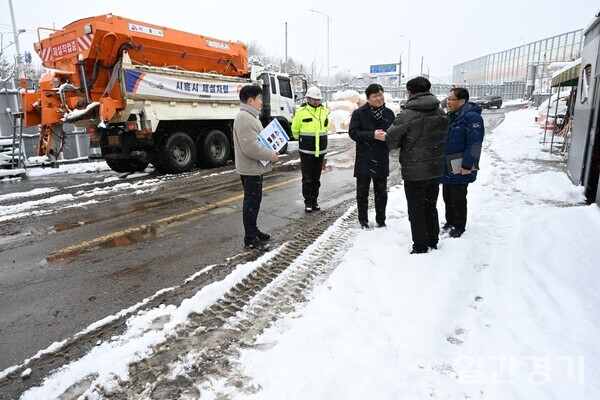 시흥시는 28일 대설 특보가 발효됨에 따라 전 직원의 25%에 해당하는 522명의 인력을 현장에 투입해 제설작업에 만전을 기하고 있다. 사진은 박승삼 시흥시 부시장이 목감동에서 제설작업 현황을 점검하고 있는 모습.  (사진=시흥시) 