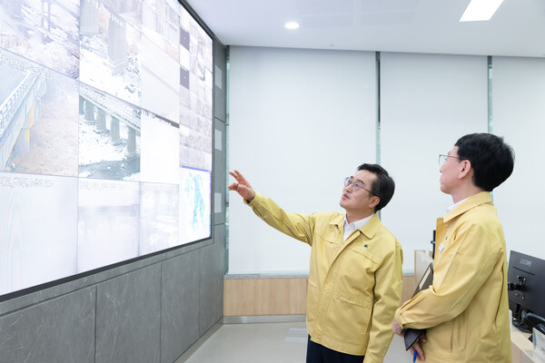 27일 오전 경기도청 재난안전상황실에서 김동연 경기도지사가 대설 대처상황 점검을 하고 있다. (사진=경기도)