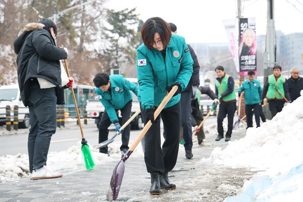 안성시에 따르면 1월27일과 28일 평균 18.91cm, 금광면의 경우 최고 31.9cm의 적설량을 기록했지만 시의 발 빠른 대응으로 큰 피해는 발생하지 않았다. 삽을 들고 빙판길을 치우고 있는 김보라 안성시장. (사진=안성시)