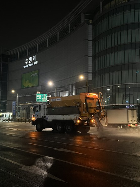 수원시는 2월1일 오전 4시부터 7시까지 제설 작업을 진행했다. (사진=수원시)