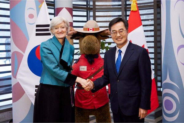 김동연 경기도지사가 2월6일 타마라 모휘니(Tamara Mawhinney) 주한 캐나다 대사와 만나 최근 상황에 대한 의견을 교환했다. (사진=경기도)