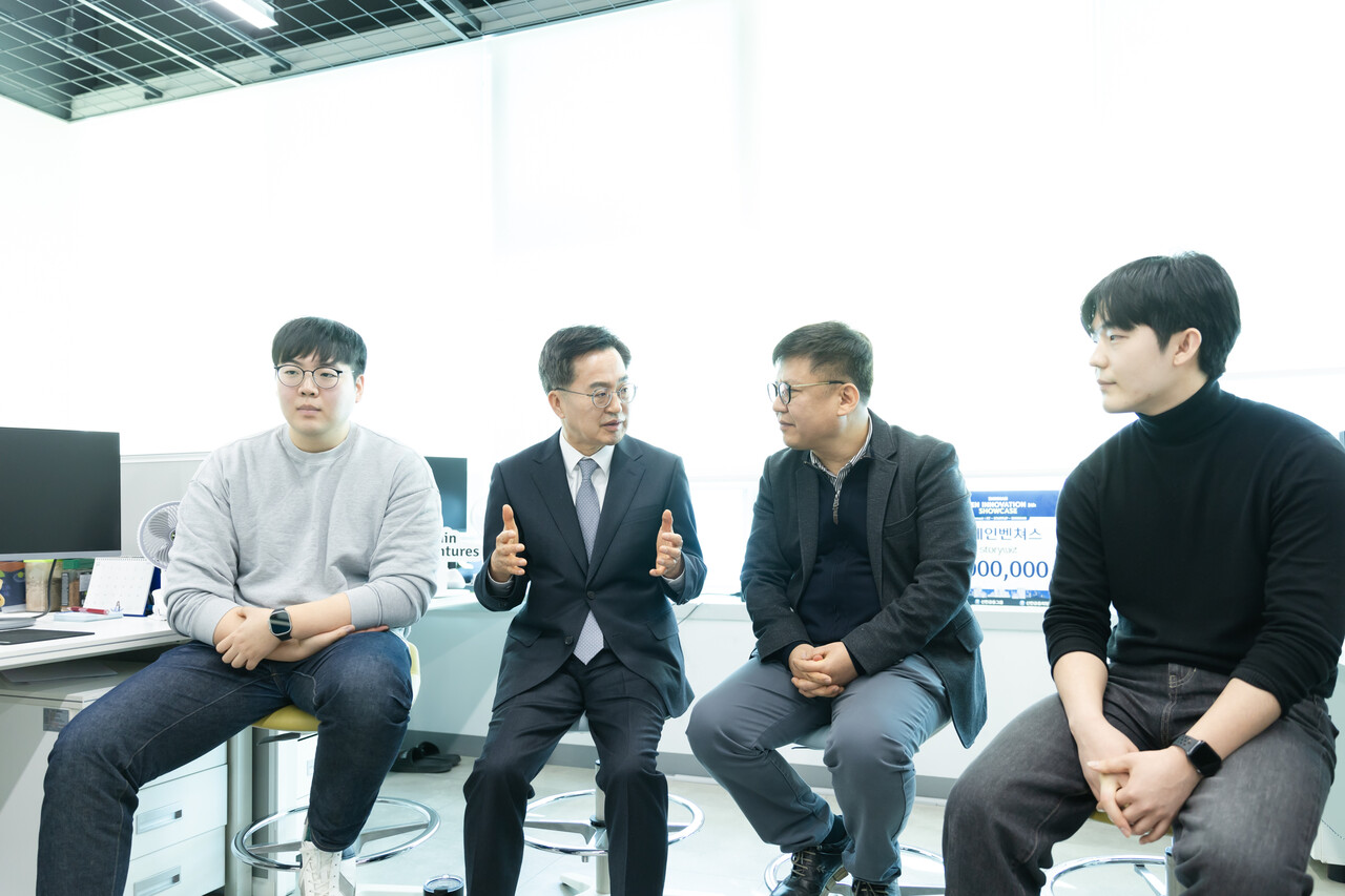 김동연 경기지사는 2월7일 성남시 판교창업존에 입주한 AI 스타트업 '브레인벤쳐스'를 찾아 주4.5일제 효과에 대해 이야기를 나눴다. (사진=경기도)