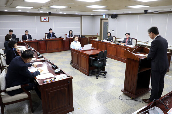 수원시의회 보건복지위원회가 2월7일 제390회 임시회에서 시민복지국 소관부서의 2025년도 주요업무 추진계획과 2024년 행정사무감사 시정·요구사항 조치계획에 대한 청취를 했다. (사진=수원시의회)