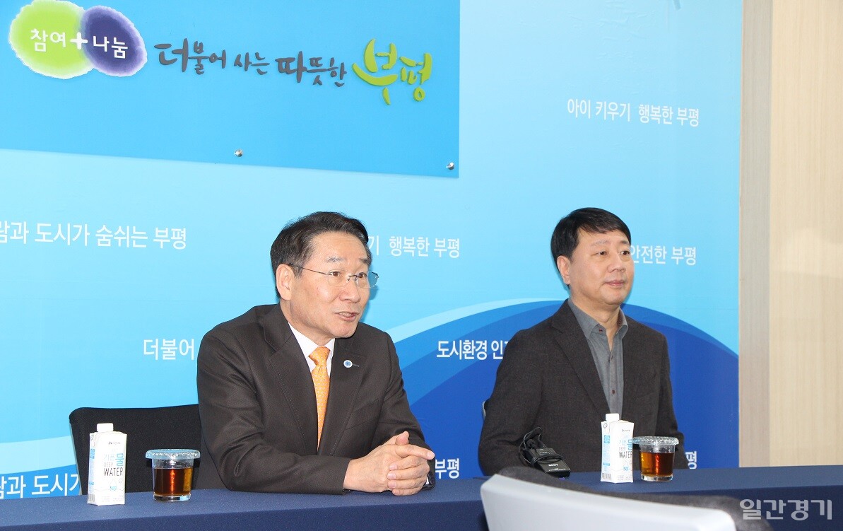 유정복 인천시장이 2월7일 부평구 연두방문에서 지역 주요 현안에 대한 해결 의지를 밝혔다. 기자들의 질문에 답하고 있는 유정복 시장. (사진=이복수 기자)