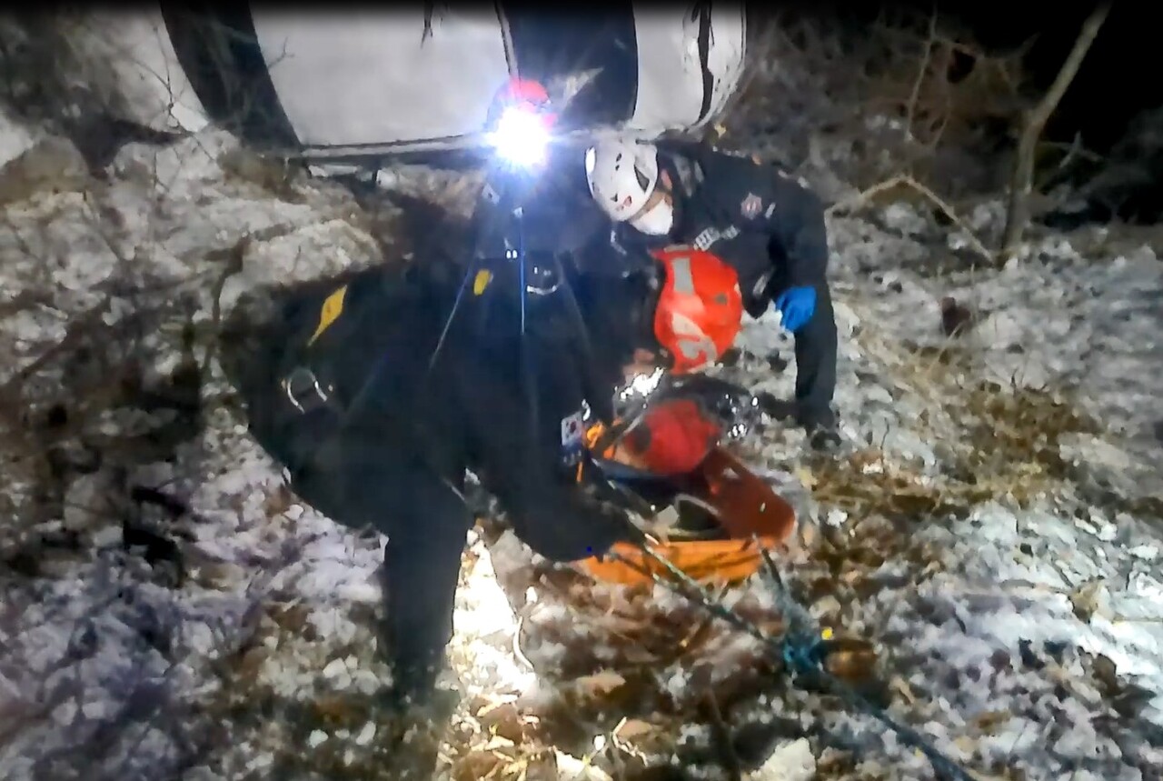 2월6일 오후 8시20분께 포천시 이동면 여우고개를 달리던 승용차가 빙판길에 미끄러져 40m 가량 추락했으나 운전자는 목숨을 건졌다.(사진=경기도소방재난본부)