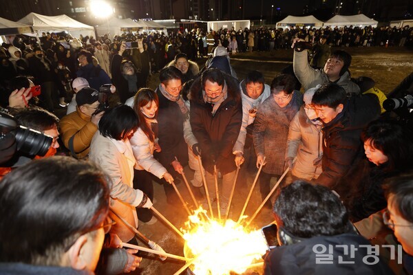 8일 화성특례시민의 염원을 담은 ‘2025년 화성특례시 정월대보름 축제’가 동탄역 4번 출구 인근 경부고속도로 지하화 구간 상부 공원부지에서 성황리에 개최됐다. (사진=화성시)