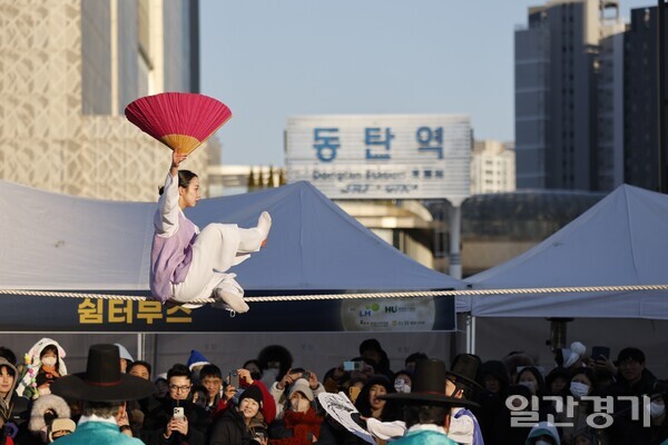 ‘2025년 화성특례시 정월대보름 축제’에서 왕재두레농악보존회가 축제의 흥을 돋우는 길놀이 공연과 지신밟기 공연을 선보이며 축제의 흥을 돋궜으며, 이어 줄타기, 거리극 퍼포먼스 등 다채로운 전통 공연도 펼쳐져 관람객의 눈길을 끌었다. (사진=화성시)