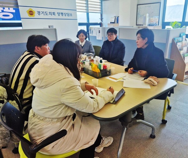 박명숙 도의원이 지난 7일 경기도의회 양평상담소에서 건설교통전문위원실과 철도항만물류국 관계자들과 함께 대형화물차 불법 밤샘주차 문제 해결을 위한 논의를 했다.(사진=경기도의회)