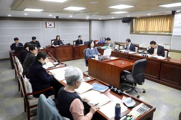 수원시의회 기획경제위원회가 2월11일 제390회 임시회에 기업유치단 및 경제정책국 소관부서의 2025년도 주요업무 추진계획과 2024년 행정사무감사 시정 및 처리요구사항 조치계획에 대한 청취를 했다. (사진=수원시의회)