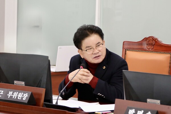 경기도의회 건설교통위원회 문병근 부위원장이 2월13일 열린 건설국·건설본부 2025년 업무보고 및 2024년 행정사무감사 처리결과 보고에서 북부 도로 안전 강화와 관련된 여러 문제를 지적하고, 개선을 위한 구체적인 방안을 제시했다.