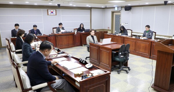 수원시의회 복지안전위원회는 2월14일 열린 회의에서 3건의 조례안을 심사했다. (사진=수원시의회)