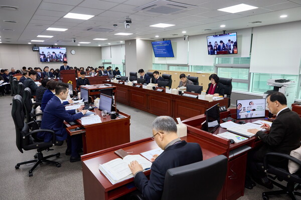 이제영 경기도의회 미래과학협력위원장은 2월14일 제382회 임시회 제2차 회의를 열고 소관 기관의 주요 사업계획을 점검했다.(사진=경기도의회)