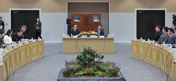 유정복 인천시장이 2월18일 연수구를 연두 방문해 기관 업무보고를 받고 구민들과 올해 시정에 대한 소통의 시간을 가졌다. (사진=연수구)