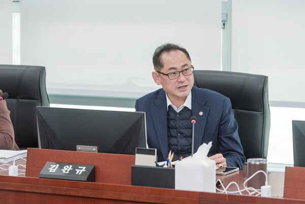 김완규 (국민의힘, 고양12)경기도의원은 2월17일, 2025년 복지국 업무보고에서 사회복지법인 및 비영리 법인에 대한 지원과 지도 점검 체계를 면밀히 점검하고, 개선 방안을 촉구했다. (사진=경기도의회)