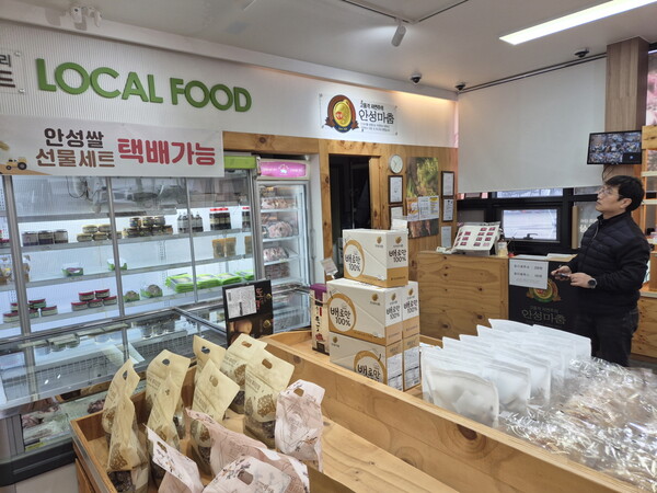 안성시가 안성마춤조합공동사업법인에 위탁 운영하는 행복장터 경부고속도로 안성휴게소(서울방향)와 평택제천고속도로 안성맞춤휴게소(제천방향) 두 곳이 인기를 얻고 있다. (사진=안성시) 