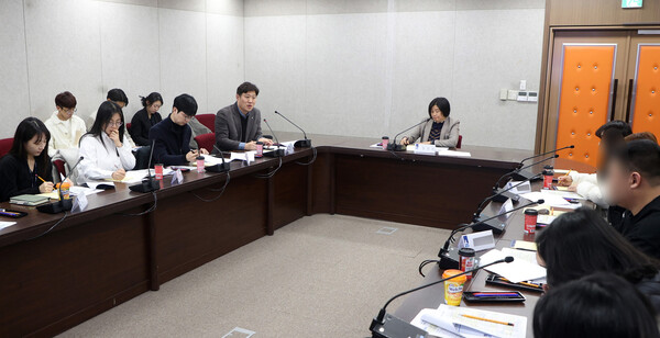 수원시의회가 2월18일 수원시청 영상회의실에서 열린 외국인 전세사기 피해자 지원을 위한 시의회 간담회에 참석했다. (사진=수원시의회)