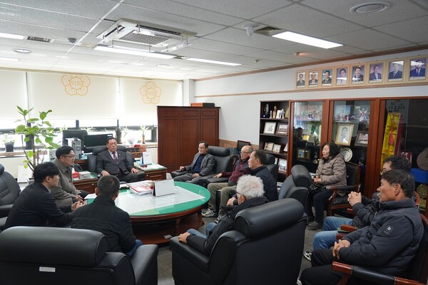 안성시의회는 지난 2월17일 의장실에서 양성면 방축 일반산업단지 반대 대책위원회와 면담을 가졌다.  (사진=안성시의회)