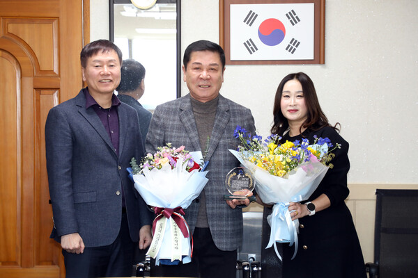 수원시의회 유재광 의원(국민의힘, 율천·서둔·구운·입북)이 2월19일 고색고등학교 운영위원회로부터 감사패를 받았다. (사진=수원시의회)