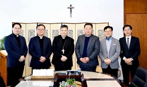 파주시는 오는 2027년 서울 세계청년대회 폐막 미사 유치를 위해 천주교 서울대교구를 방문, 정순택 대주교를 만나 ‘평화 이미지에 가장 부합한 도시’임을 강조하며, 임진각 유치를 건의했다. /사진 왼쪽 세 번째 정순택 대주교, 네 번째 김경일 시장. (사진=파주시)  