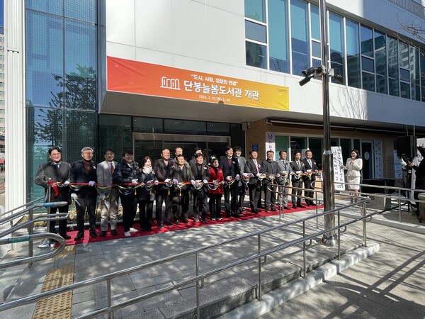 2월20일 개관한 구립 '단봉늘봄도서관'은 기존 도서관의 틀을 깨고 개방형 복합문화공간으로 조성돼 주목받고 있다. (사진=서구)