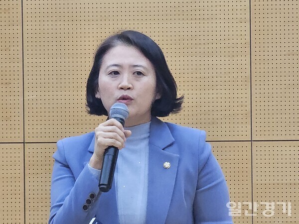 박지혜·이재강 의정부 지역 국회의원은 2월21일 의정부시청 대강당에서 '주한미군 반환 공여지 활용 및 실질적 개발을 위한 법률 제·개정 방안' 정책토론회를 개최했다. 발언하는 박지혜 의원. (사진=조태근 기자)