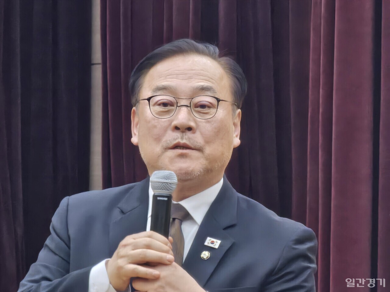 박지혜·이재강 의정부 지역 국회의원은 2월21일 의정부시청 대강당에서 '주한미군 반환 공여지 활용 및 실질적 개발을 위한 법률 제·개정 방안' 정책토론회를 개최했다. 발언하는 이재강 의원. (사진=조태근 기자)