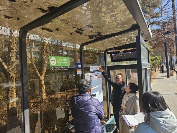 김완규 도의원이 고양시 버스정책과 관계자 및 덕이동 주민자치회장과 함께 버스쉘터의 관리 상태를 확인하고 미설치된 구역에 대한 개선 방안을 논의했다. (사진=경기도의회)