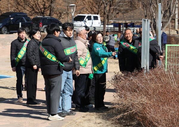 안성시가 봄을 앞두고 2월24일 낚시협회와 함께 금광호수 일대에서 대대적인 환경정화활동을 펼치고 안전시설을 점검했다. (사진=안성시)