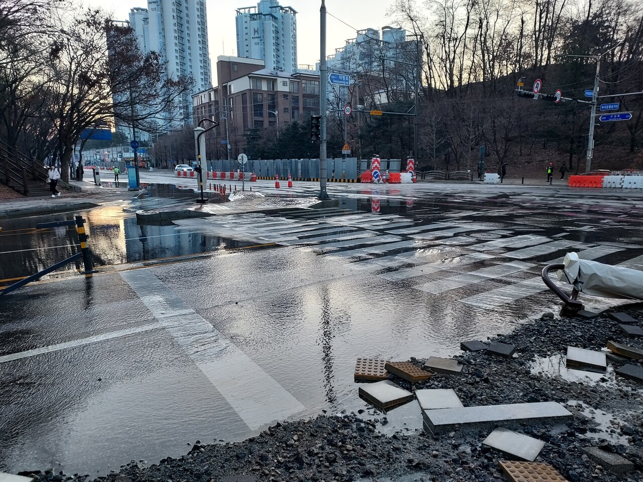 2월25일 오전6시께 수원시 화서동의 숙지공원삼거리 공사구간에서 상수도관이 파열됐다.(사진=경기도소방재난본부)