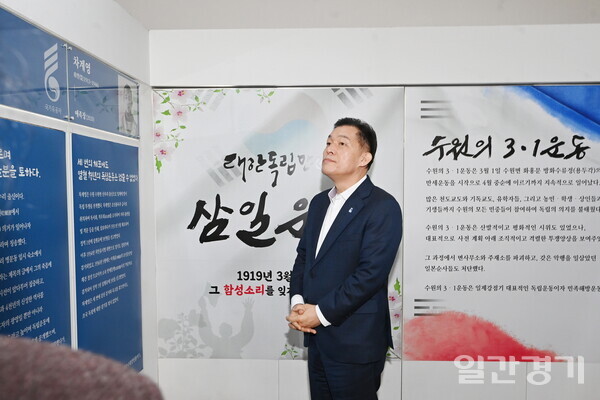 이재준 수원시장이 26일 제106주년 3.1절을 기념해 시청 본관 로비에 전시중인 ‘수원시가 발굴한 13인의 독립운동가’ 특별기획전을 관람하고 있다. (사진=수원시)