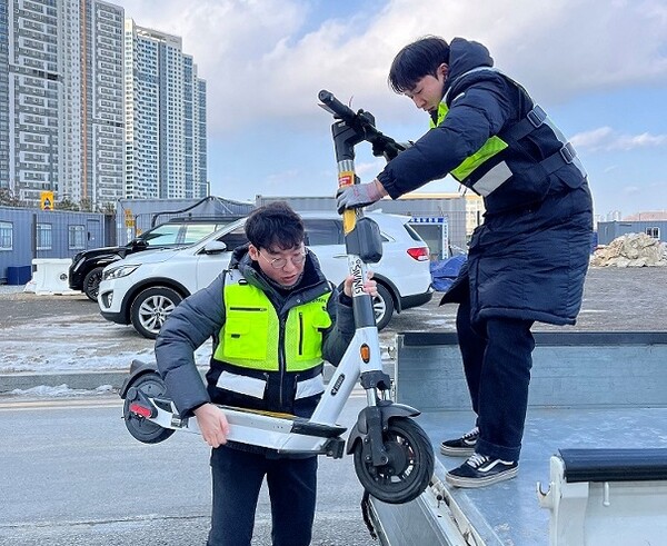 연수구는  지난 3일부터 20여일간 도로교통법상 주정차 금지구역에 방치된 공유 킥보드에 대한 단속을 벌여 1002대를 적발했다. (사진=연수구)