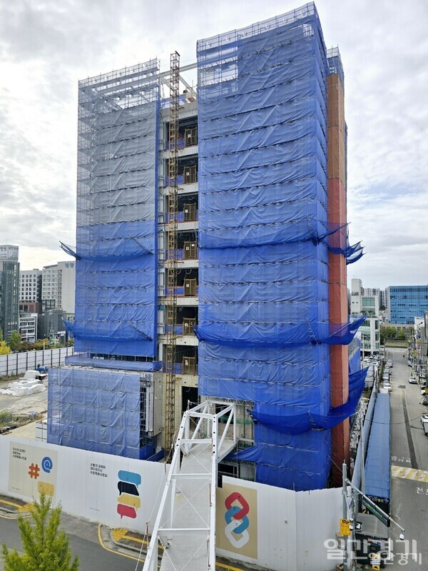 수원시의회 청사 건립 공사가 3월부터 본격적으로 재착공된다. 사진은 수원시의회 신청사 공사가 중단된 현장 사진. (사진=일간경기DB)