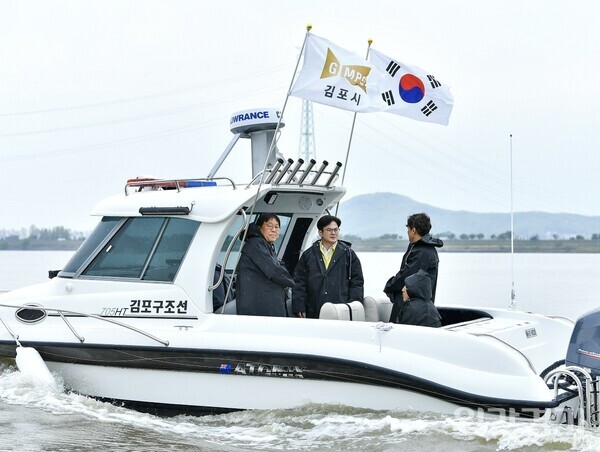 김포시가 한강수상교통체계 구축에 본격적으로 나섰다. 사진은 김병수 시장과 관계 공무원이 현장을 살피고 있다. (사진=김포시)
