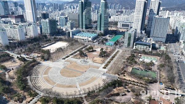 안양시가 국토교통부 주관 ‘2025년 드론실증도시 구축사업’에 최종 선정됐다. 사진은 안양시 지역내 드론배송서비스 실증 사업지 가운데 한 곳인 평촌중앙공원과 시청 주차장 전경. (사진=안양시)