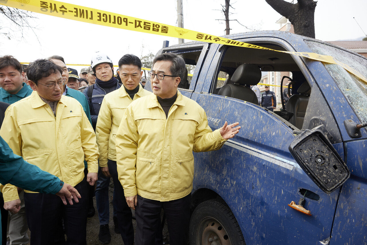 김동연 경기도지사가 3월7일 포천시 폭탄 오발사고 현장을 방문해 신속한 피해복구와 주민 지원을 지시했다. 예산 출처와 관계없이 주민 우선 지원을 강조하며, 전면적인 안전진단 실시도 주문했다. (사진=경기도)