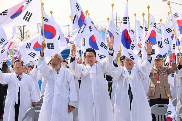 평택 3.1독립만세운동 제106주년 기념식’에서 만세삼창하는 평택시의회 강정구 의장. (사진=평택시의회)