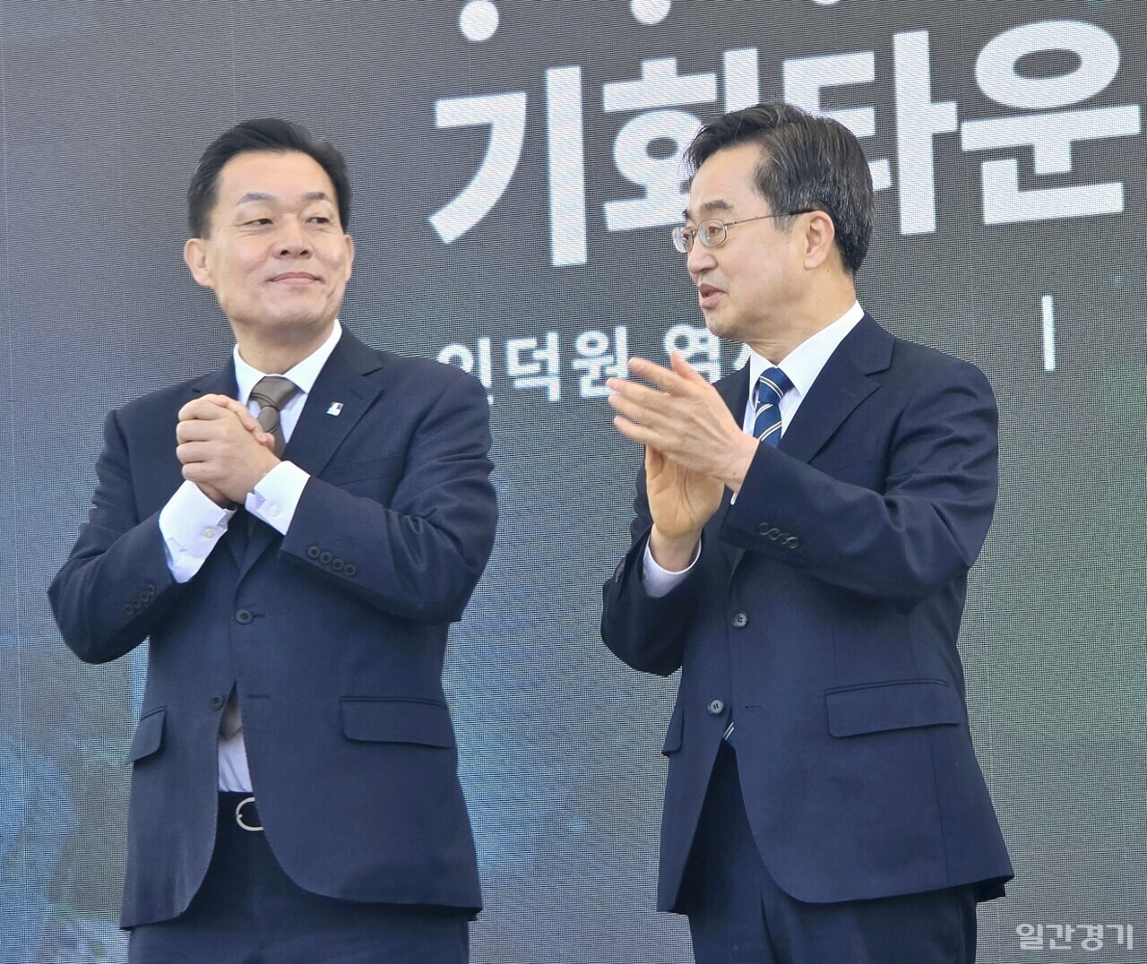 이재준 수원시장(왼쪽)과 김동연 경기도지사는 11일 수원월드컵경기장에서 우만 테크노밸리 개발 계획을 발표했다. (사진=김희열 기자)