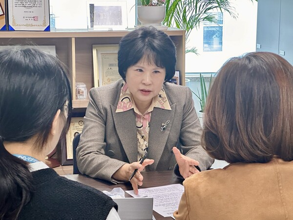 서성란 도의원은 11일 경기도 미래평생교육국 청소년과 관계자들과 함께 대안교육기관 급식비 지원에 관한 논의를 하고 있다.(사진=경기도의회)