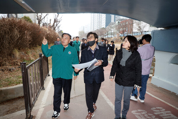 수원시의회가 3월12일 권선구 현장중심 소통행정의 일환으로 수원천변, 한주어린이공원 등 세류2동・3동 내 주요 민원지역을 점검하며 해결방안을 모색했다. (사진=수원시의회)