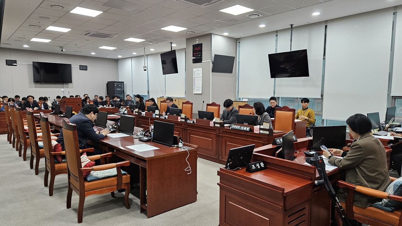 경기도의회 기획재정위원회는 11일 기획재정위원회 회의실에서 도 공공기관담당관 및 도내 공공기관 관계자들과 정담회를 열고 공공기관의 현황과 문제점 등에 대해 논의를 하고 있다.(사진=경기도의회)