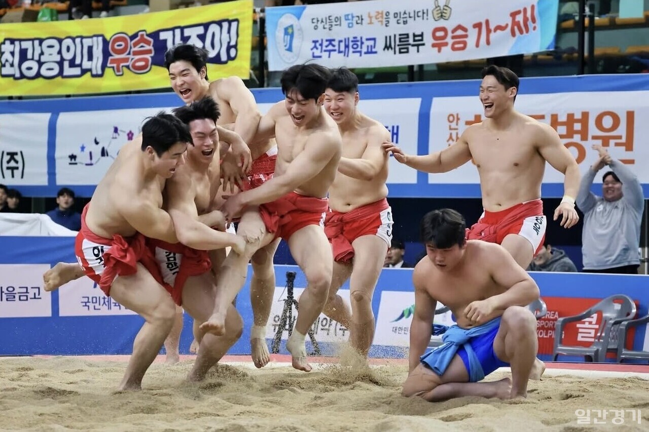 인하대가 제55회 회장기 전국장사씨름대회 대학부 단체전에서 압도적인 기량을 선보이며 정상에 등극했다. 우승이 결정된 순간 기뻐하는 선수들.&nbsp;