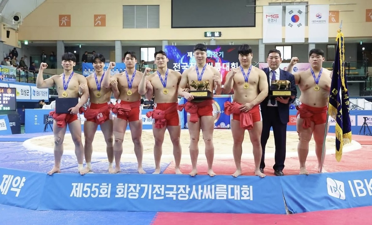 이성원 감독이 이끄는 인하대는 2월13일 경북 문경실내체육관에서 열린 제55회 회장기 전국장사씨름대회 대학부 단체전 결승에서 대구대를 4대0으로 제압하고 &#39;황소 트로피&#39;를 들어올렸다. 기념사진을 촬영하는 선수들과 이성원 감독.