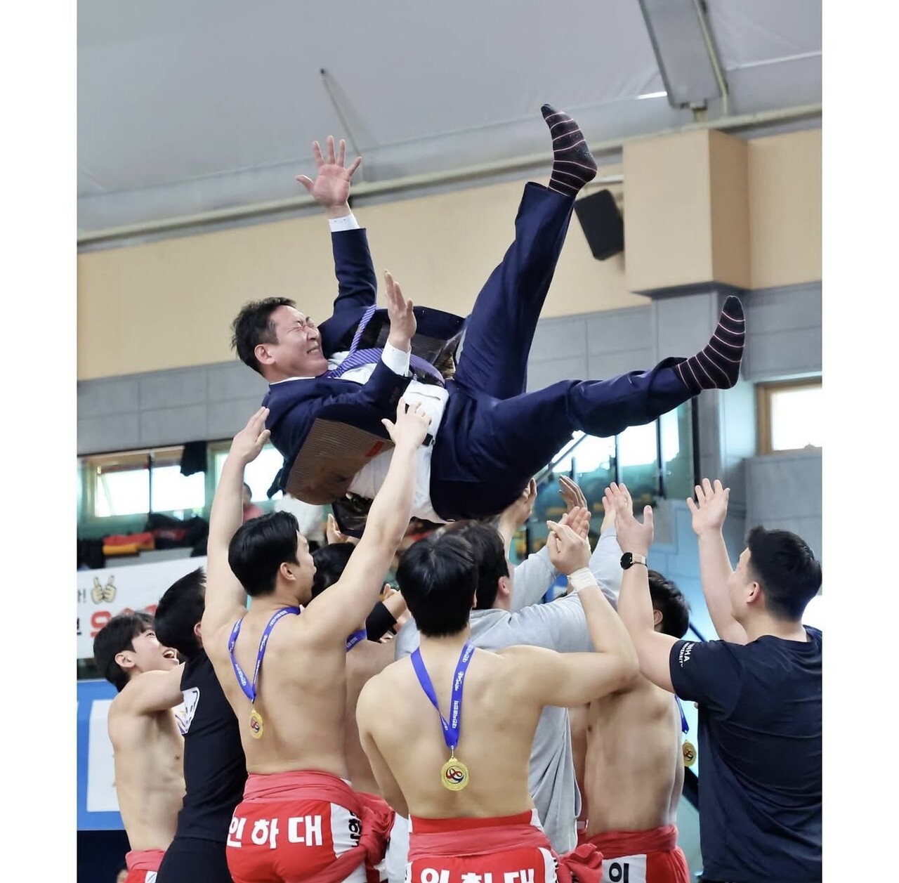 제55회 회장기 전국장사씨름대회 대학부 단체전에서  우승한 인하대 선수들이 이성원 감독을 헝가래치며 승리를 자축하고 있다. 